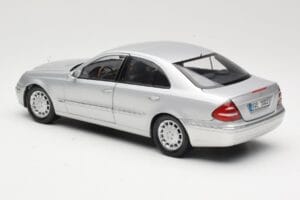 Mercedes E-Class W211 Argento Kyosho 1:18 B66962146 Pressofusione — immagine 7 di 8