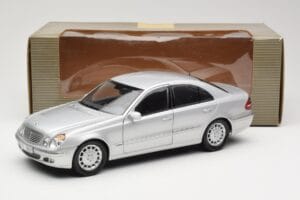 Mercedes E-Class W211 Argento Kyosho 1:18 B66962146 Pressofusione — immagine 8 di 8