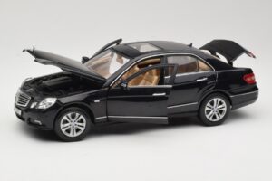 Mercedes E-Class W211 Nero Maisto 1:18 31172 Pressofusione — immagine 2 di 8