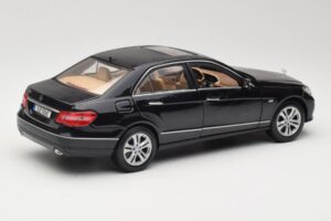 Mercedes E-Class W211 Nero Maisto 1:18 31172 Pressofusione — immagine 3 di 8