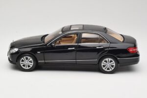 Mercedes E-Class W211 Nero Maisto 1:18 31172 Pressofusione — immagine 4 di 8