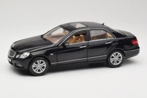 Mercedes E-Class W211 Nero Maisto 1:18 31172 Pressofusione
