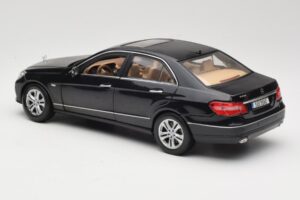 Mercedes E-Class W211 Nero Maisto 1:18 31172 Pressofusione — immagine 7 di 8