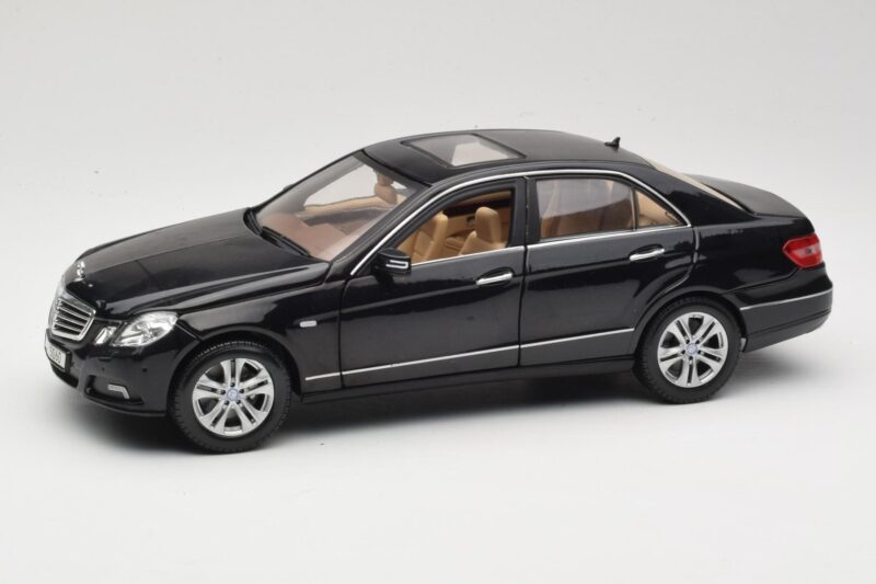 Mercedes E-Class W211 Nero Maisto 1:18 31172 Pressofusione
