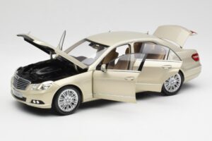Mercedes E-Class W212 Elegance Pearl Beige Metallizzato Minichamps 1:18 B66960215 Pressofusione — immagine 2 di 8