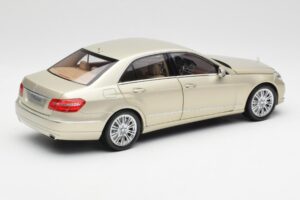 Mercedes E-Class W212 Elegance Pearl Beige Metallizzato Minichamps 1:18 B66960215 Pressofusione — immagine 3 di 8