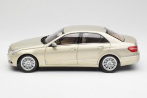 Mercedes E-Class W212 Elegance Pearl Beige Metallizzato Minichamps 1:18 B66960215 Pressofusione — immagine 4 di 8