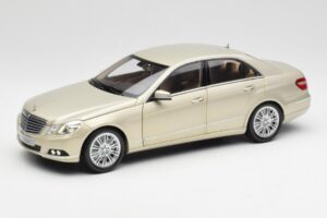Mercedes E-Class W212 Elegance Pearl Beige Metallizzato Minichamps 1:18 B66960215 Pressofusione