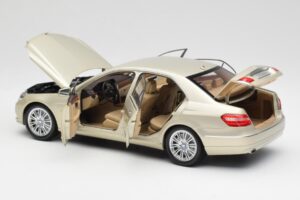 Mercedes E-Class W212 Elegance Pearl Beige Metallizzato Minichamps 1:18 B66960215 Pressofusione — immagine 5 di 8