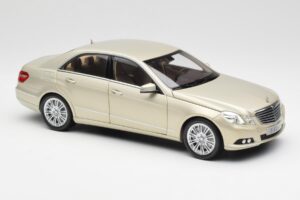 Mercedes E-Class W212 Elegance Pearl Beige Metallizzato Minichamps 1:18 B66960215 Pressofusione — immagine 6 di 8