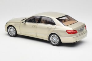 Mercedes E-Class W212 Elegance Pearl Beige Metallizzato Minichamps 1:18 B66960215 Pressofusione — immagine 7 di 8