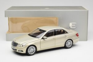 Mercedes E-Class W212 Elegance Pearl Beige Metallizzato Minichamps 1:18 B66960215 Pressofusione — immagine 8 di 8