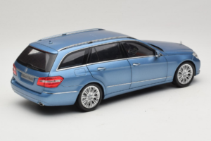 Mercedes E-Class W212 Estate Indigolith Metallic Blue Minichamps 1:18 B66962449 Pressofusione — immagine 3 di 8