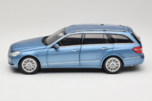 Mercedes E-Class W212 Estate Indigolith Metallic Blue Minichamps 1:18 B66962449 Pressofusione — immagine 4 di 8