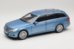 Mercedes E-Class W212 Estate Indigolith Metallic Blue Minichamps 1:18 B66962449 Pressofusione