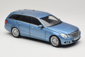 Mercedes E-Class W212 Estate Indigolith Metallic Blue Minichamps 1:18 B66962449 Pressofusione — immagine 6 di 8