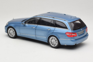 Mercedes E-Class W212 Estate Indigolith Metallic Blue Minichamps 1:18 B66962449 Pressofusione — immagine 7 di 8