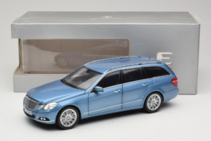 Mercedes E-Class W212 Estate Indigolith Metallic Blue Minichamps 1:18 B66962449 Pressofusione — immagine 8 di 8