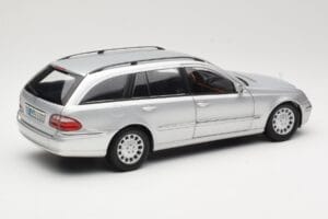 Mercedes E320 T-Modell S210 Elegance Argento Kyosho 1:18 B66962166 Pressofusione — immagine 3 di 8