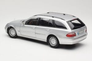 Mercedes E320 T-Modell S210 Elegance Argento Kyosho 1:18 B66962166 Pressofusione — immagine 7 di 8