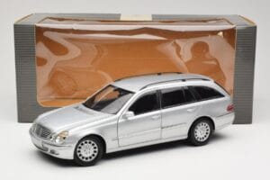 Mercedes E320 T-Modell S210 Elegance Argento Kyosho 1:18 B66962166 Pressofusione — immagine 8 di 8