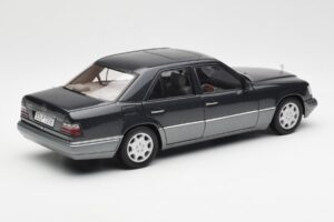 Mercedes E320 W124 Nautik Blu Metallizzato Dealer Edition AUTOart 1:18 B66040508 Pressofusione — immagine 3 di 8