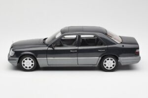 Mercedes E320 W124 Nautik Blu Metallizzato Dealer Edition AUTOart 1:18 B66040508 Pressofusione — immagine 4 di 8