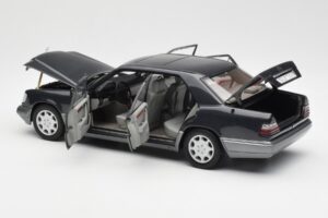 Mercedes E320 W124 Nautik Blu Metallizzato Dealer Edition AUTOart 1:18 B66040508 Pressofusione — immagine 5 di 8