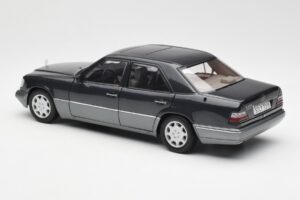 Mercedes E320 W124 Nautik Blu Metallizzato Dealer Edition AUTOart 1:18 B66040508 Pressofusione — immagine 7 di 8