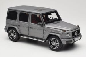 Mercedes G-Class G500 W463A Designo Platinum Magno Minichamps 1:18 B66960811 Pressofusione — immagine 6 di 8