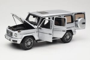 Mercedes G-Class G 500 W463A Iridium Silver Metallic Minichamps 1:18 113037112 Pressofusione — immagine 2 di 8
