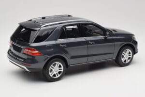 Mercedes M-Class W164 Grey Metallic Minichamps 1:18 100030100 Pressofusione — immagine 3 di 8