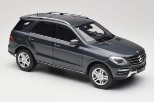 Mercedes M-Class W164 Grey Metallic Minichamps 1:18 100030100 Pressofusione — immagine 6 di 8