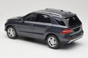 Mercedes M-Class W164 Grey Metallic Minichamps 1:18 100030100 Pressofusione — immagine 7 di 8