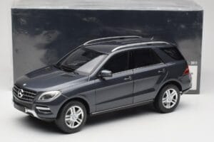 Mercedes M-Class W164 Grey Metallic Minichamps 1:18 100030100 Pressofusione — immagine 8 di 8