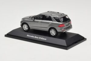 Mercedes M-Class W166 Palladium Silver Metallic Minichamps 1:43 B66960061 Pressofusione — immagine 3 di 4