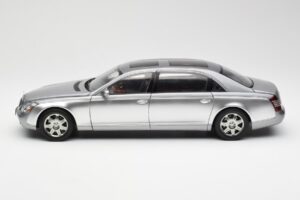 Maybach 62 LWB Himalaya Argento Dealer Edition AUTOart 1:18 B66962178 Pressofusione — immagine 4 di 8