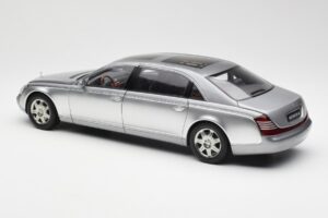 Maybach 62 LWB Himalaya Argento Dealer Edition AUTOart 1:18 B66962178 Pressofusione — immagine 7 di 8