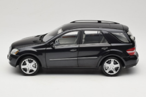 Mercedes ML W164 Obsidian Black Edizione Concessionaria Minichamps 1:18 B66962321 Pressofusione — immagine 4 di 8