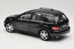 Mercedes ML W164 Obsidian Black Edizione Concessionaria Minichamps 1:18 B66962321 Pressofusione — immagine 7 di 8