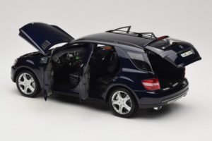 Mercedes ML W164 Tanzanite Blue Edizione Concessionaria Minichamps 1:18 B66962322 Pressofusione — immagine 5 di 8