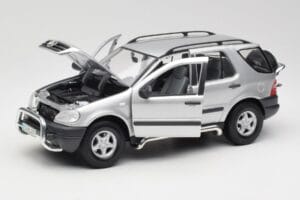 Mercedes ML320 W163 Argento Maisto 1:18 50319 Pressofusione — immagine 2 di 8