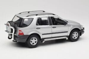 Mercedes ML320 W163 Argento Maisto 1:18 50319 Pressofusione — immagine 3 di 8