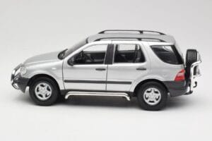 Mercedes ML320 W163 Argento Maisto 1:18 50319 Pressofusione — immagine 4 di 8
