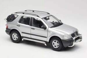Mercedes ML320 W163 Argento Maisto 1:18 50319 Pressofusione — immagine 6 di 8