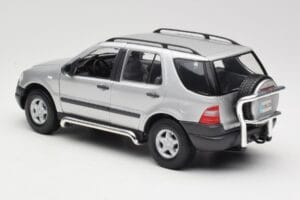 Mercedes ML320 W163 Argento Maisto 1:18 50319 Pressofusione — immagine 7 di 8