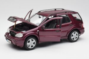 Mercedes ML55 AMG W163 Viola Maisto 1:18 31876 Pressofusione — immagine 2 di 8