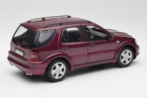 Mercedes ML55 AMG W163 Viola Maisto 1:18 31876 Pressofusione — immagine 3 di 8