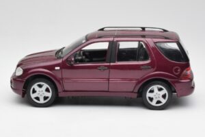 Mercedes ML55 AMG W163 Viola Maisto 1:18 31876 Pressofusione — immagine 4 di 8