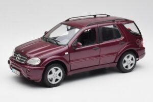 Mercedes ML55 AMG W163 Viola Maisto 1:18 31876 Pressofusione